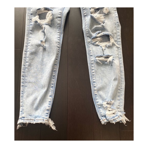 Curvy Super Hi-Rise Distressed Jegging - Picture 4 of 9